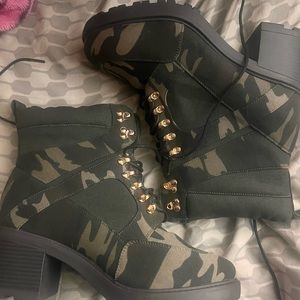 Camouflage combat boots